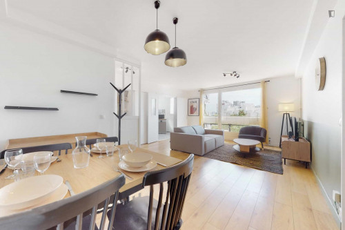 Inviting double bedroom near Quatre Routes tram station