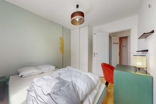 Inviting double bedroom near Quatre Routes tram station