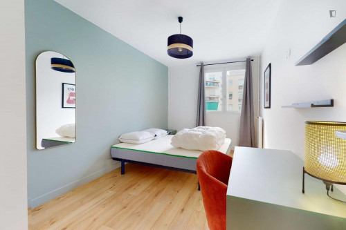 Welcoming double bedroom near Les Agnettes metro station