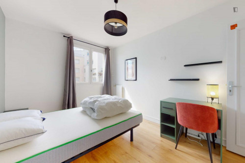 Welcoming double bedroom near Les Agnettes metro station