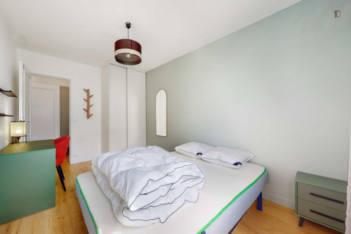 Welcoming double bedroom near Les Agnettes metro station
