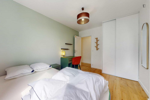 Double bedroom near Les Agnettes metro station