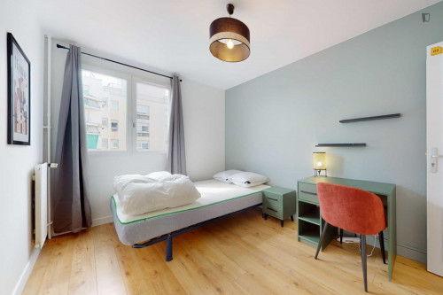 Double bedroom near Les Agnettes metro station