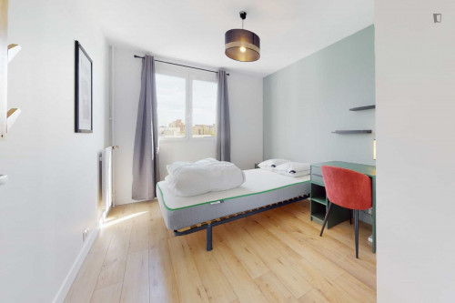 Beautiful double bedroom near Quatre Routes tram station