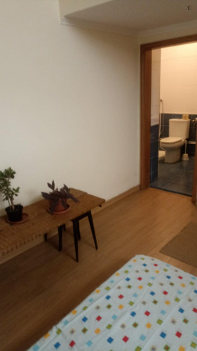 Cosy twin bedroom close to Lisbon School of Economics and Management (ISEG)