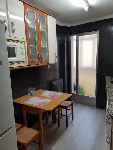 Spacious double bedroom close to Escuela Universitaria de Enfermería y Fisioterapia de la Universidad de Salamanca - Gallery - 8