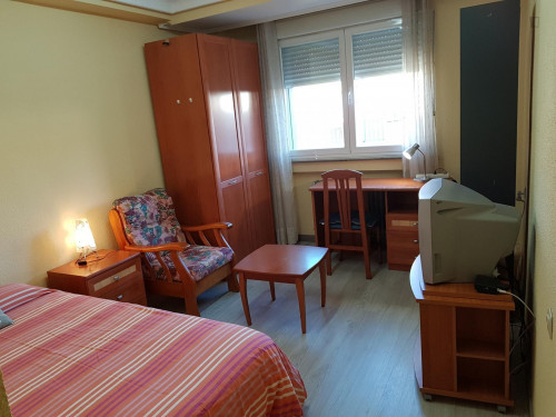 Spacious double bedroom close to Escuela Universitaria de Enfermería y Fisioterapia de la Universidad de Salamanca