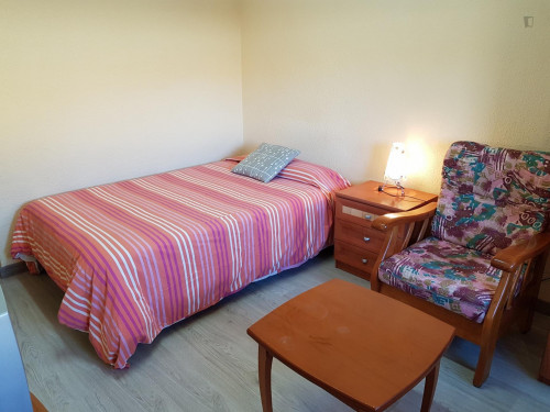 Spacious double bedroom close to Escuela Universitaria de Enfermería y Fisioterapia de la Universidad de Salamanca