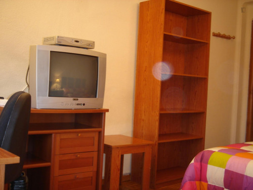 Comfy double bedroom next to the Faculty of Economics and Business