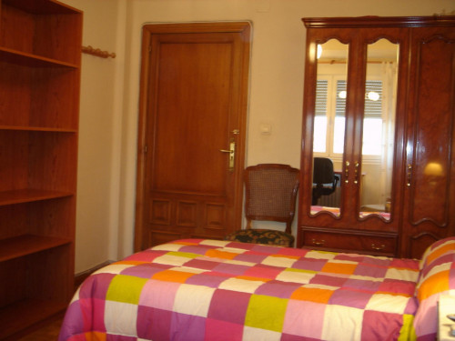Comfy double bedroom next to the Faculty of Economics and Business