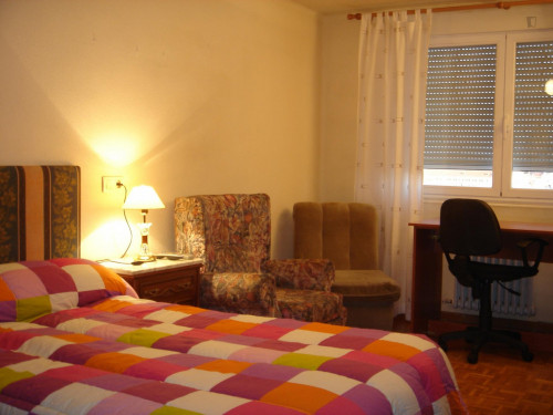 Comfy double bedroom next to the Faculty of Economics and Business