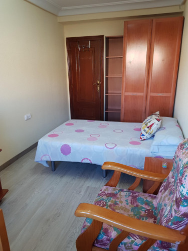 Modern double bedroom in Salamanca
