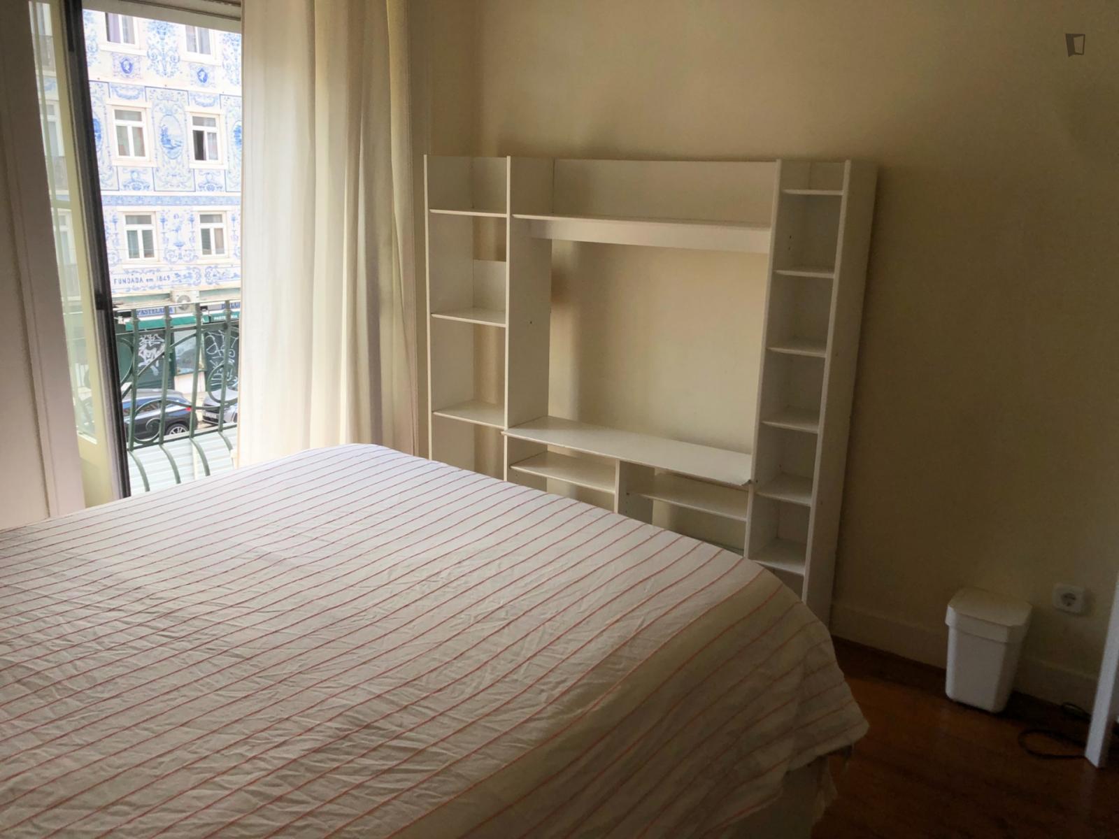  Intendente SINGLE Bedroom W/balcony. Sunny, Spacious, Central, By The Metro  -  Intendente SINGLE bedroom w/balcony. Sunny, spacious, central, by the metro  - Gallery -  1