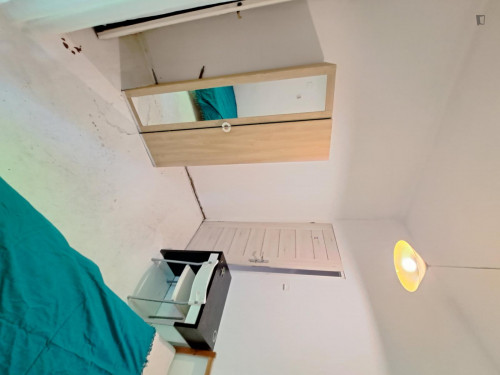 bedroom with a balcony - Gallery - 3