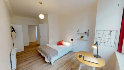 Spacious double ensuite in a 12-bedroom apartment not far from Pont de Levallois