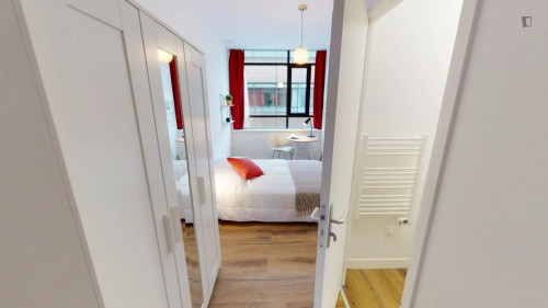 Spacious double ensuite in a 12-bedroom apartment not far from Pont de Levallois