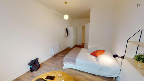 Spacious double ensuite in a 12-bedroom apartment not far from Pont de Levallois