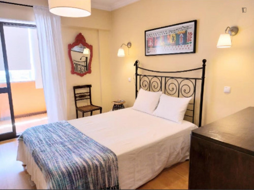 Luminous Double Bedroom close to Nova School of Business and Economics