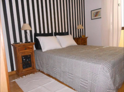 Welcoming Double Bedroom close to Carcavelos beach