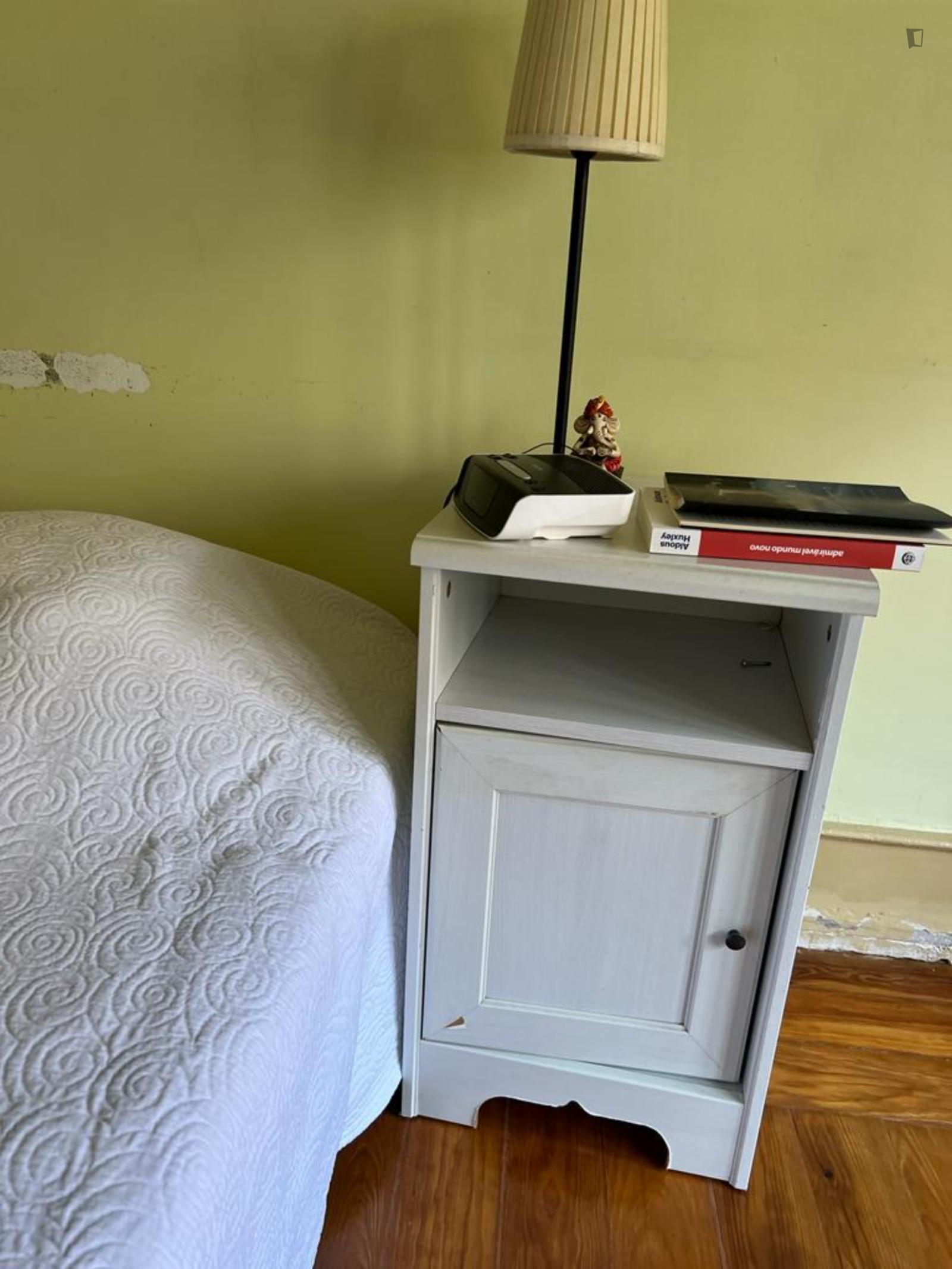 Nice Single Bedroom Not Too Far From Areeiro Metro Station - 1