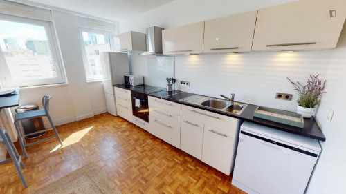 Cosy double bedroom not far from Courbevoie train station