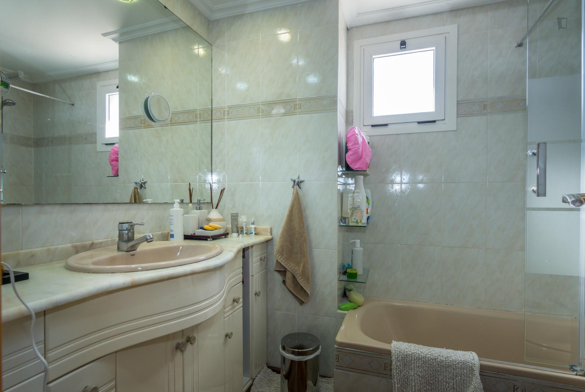 Colourful single bedroom with a private bathroom near Sant Blai