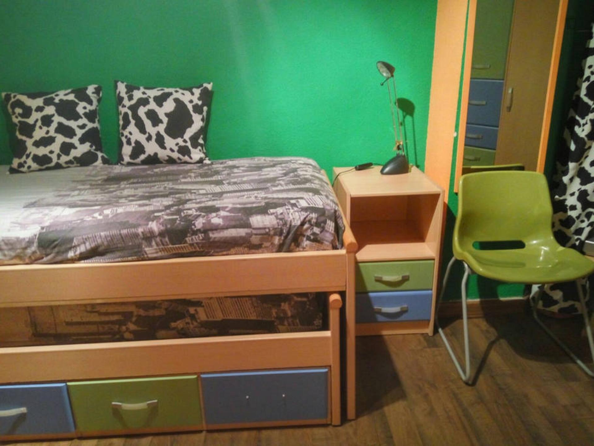 Colourful single bedroom with a private bathroom near Sant Blai