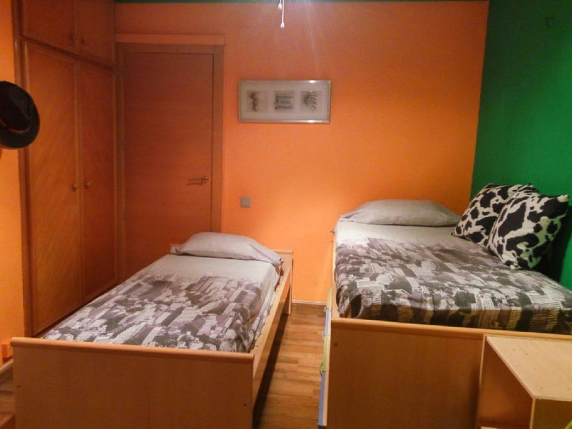Colourful single bedroom with a private bathroom near Sant Blai