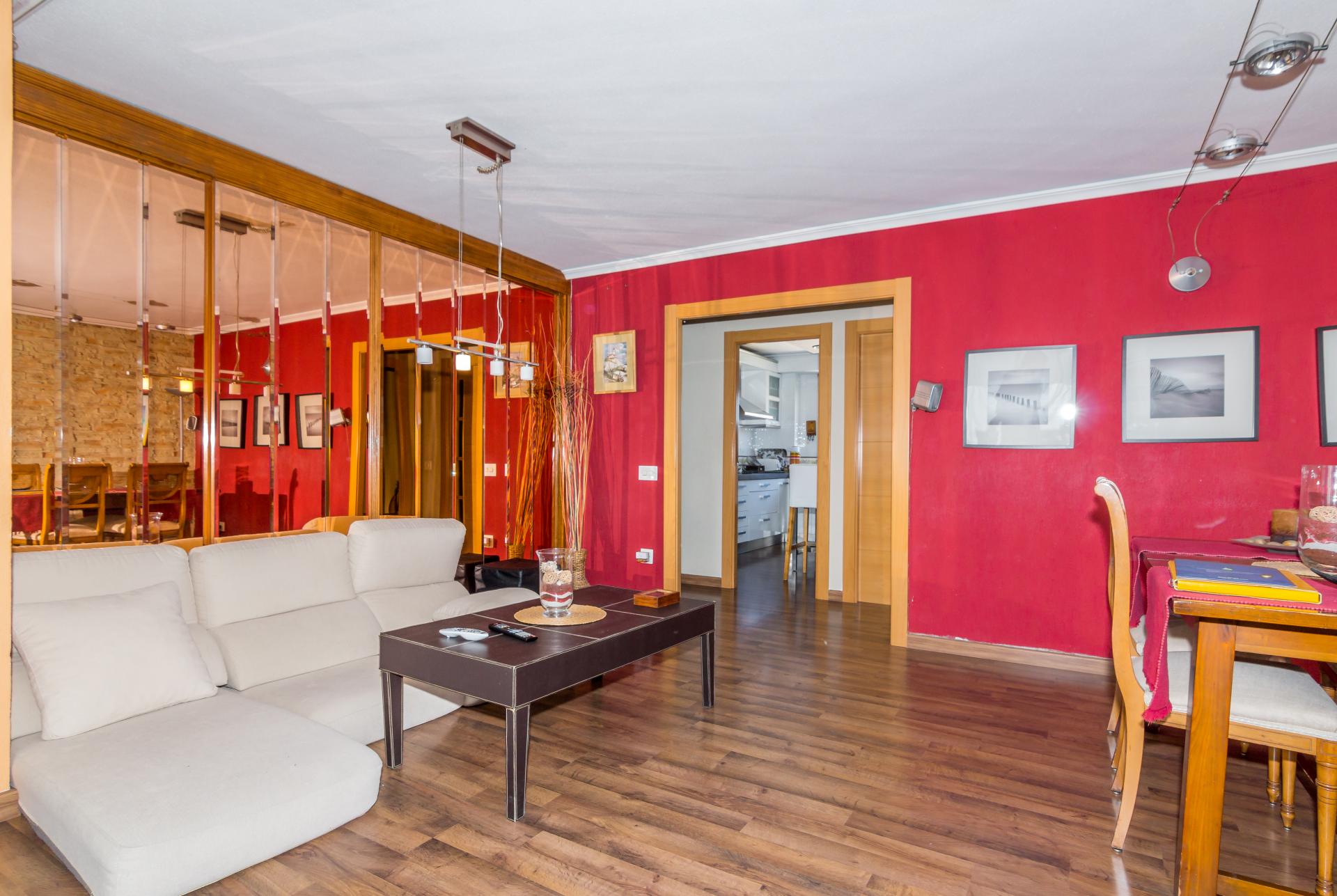 Colourful single bedroom with a private bathroom near Sant Blai