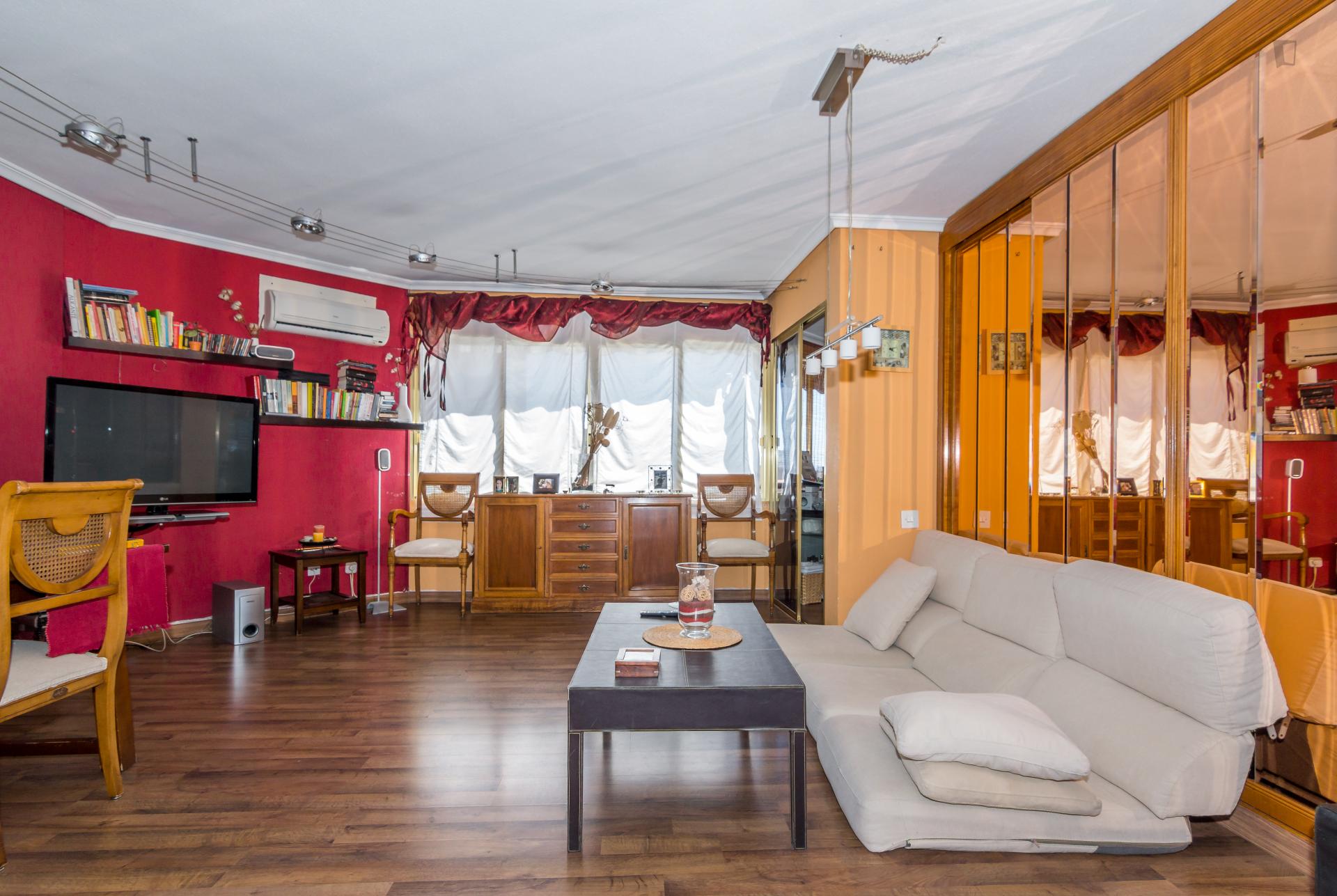 Colourful single bedroom with a private bathroom near Sant Blai