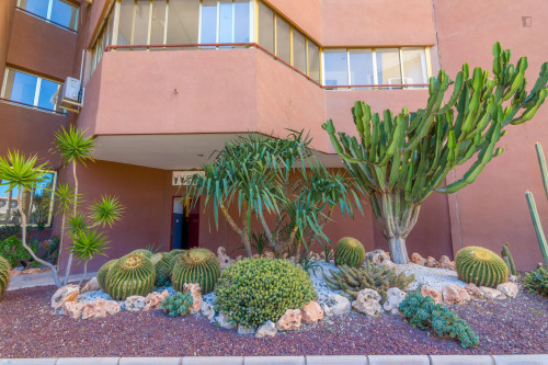 Colourful single bedroom with a private bathroom near Sant Blai