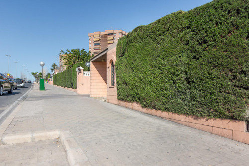 Colourful single bedroom with a private bathroom near Sant Blai