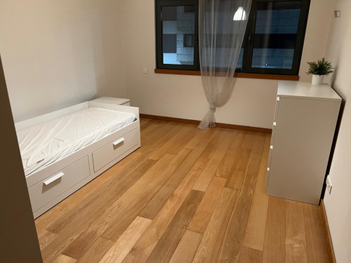 High-quality double bedroom, with private bathroom, near Amadora train station