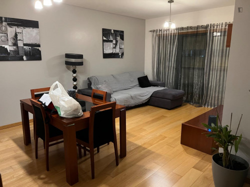 High-quality double bedroom, with private bathroom, near Amadora train station