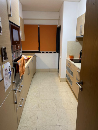 High-quality double bedroom, with private bathroom, near Amadora train station