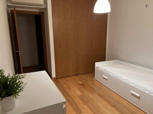 High-quality double bedroom, with private bathroom, near Amadora train station
