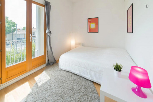 Sunny double bedroom in Gares