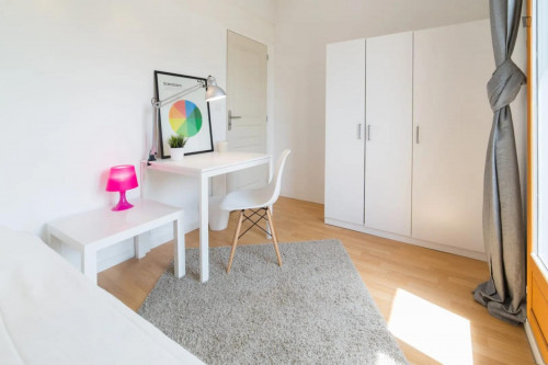 Sunny double bedroom in Gares