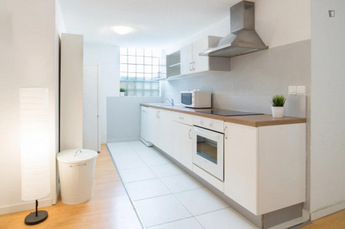 Sunny double bedroom in Gares