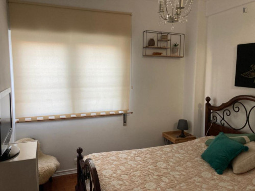 Comfy Double Dedroom with Private Bathroom in Paço de Arcos