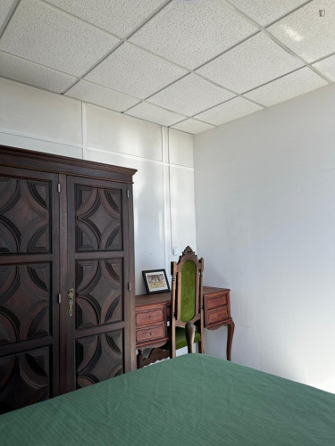 Snug double bedroom in Casal de Cambra