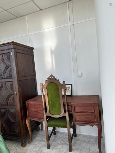 Snug double bedroom in Casal de Cambra