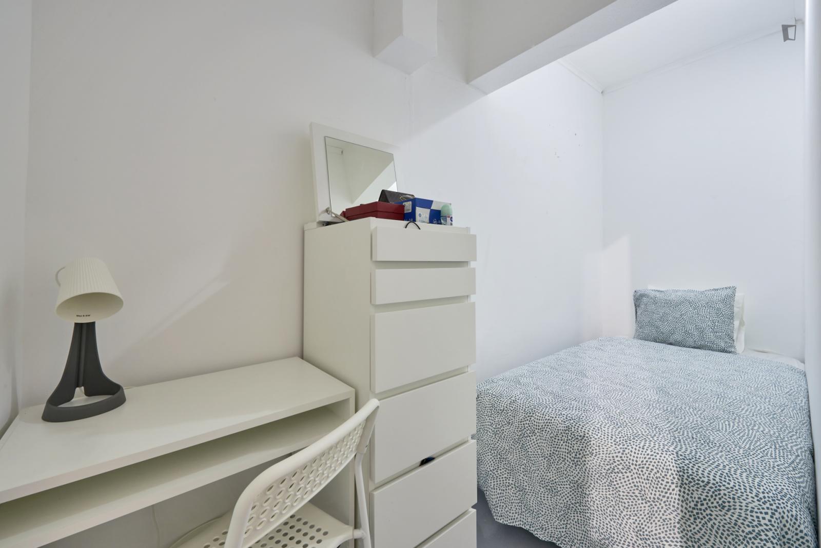  Cosy Single Bedroom Close To José Gomes Ferreira Park  -  Cosy single bedroom close to José Gomes Ferreira Park  - Gallery -  1