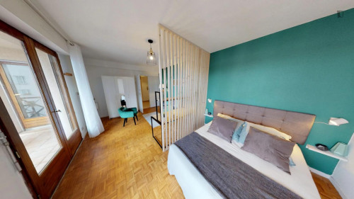 Spacious double bedroom near Jeanne d'Arc Metro station