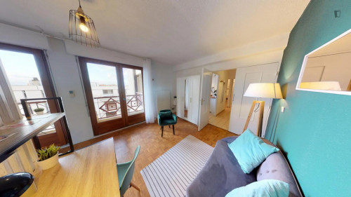 Spacious double bedroom near Jeanne d'Arc Metro station