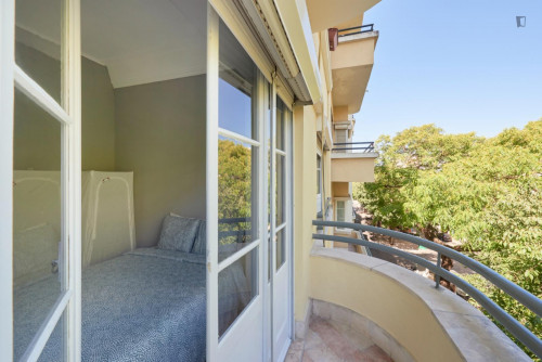 Cool double bedroom near Calouste Gulbenkian Museum  - Gallery -  5