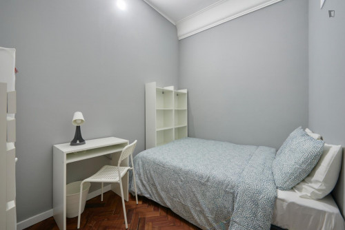 Compact double bedroom in proximity to Instituto Superior Técnico