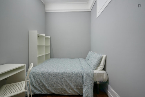 Compact double bedroom in proximity to Instituto Superior Técnico
