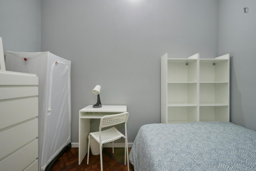 Compact double bedroom in proximity to Instituto Superior Técnico