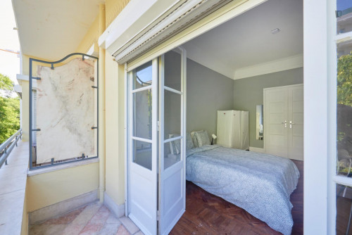 Bright double bedroom close to Saldanha metro station